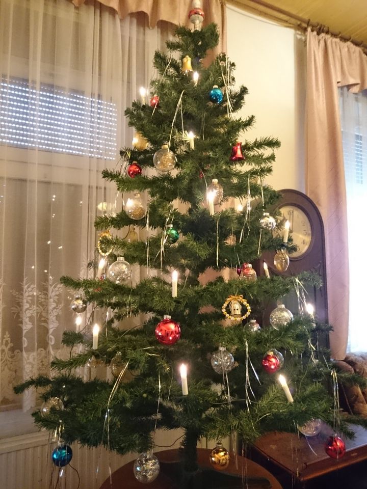 Künstlicher Weihnachtsbaum + Dekoration und 2 Lichterketten.!! in Karstädt Prignitz