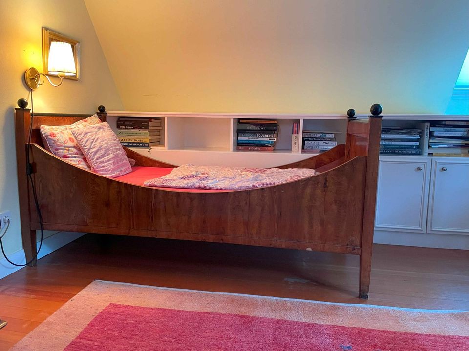 Biedermeier-Bett um 1830, Nußbaum, mit Lattenrost/Matratze in Stuttgart