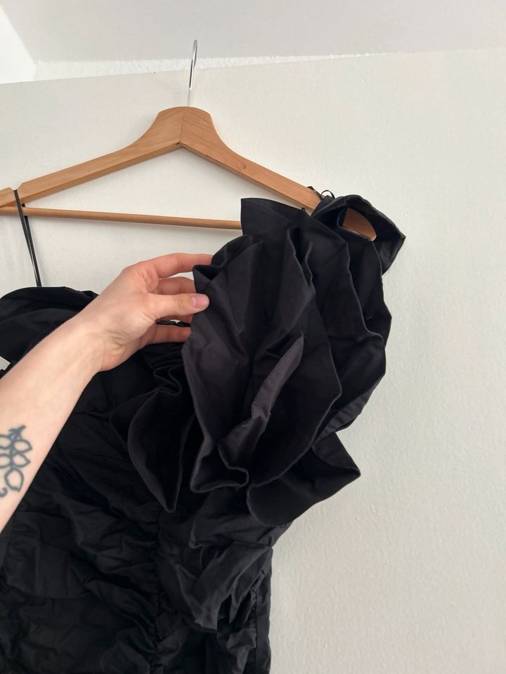 Edles gerafftes Kleid Volants Rüschen One Schoulder ZARA NEU XS in Berlin