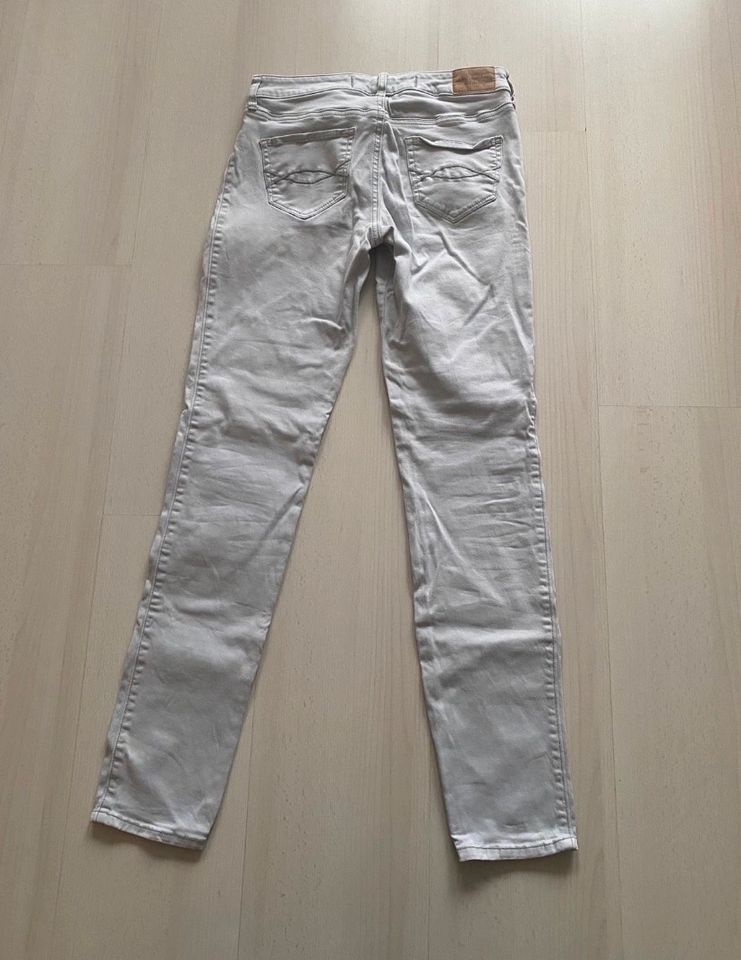 Graue Jeans von Abercrombie W25 in Hamburg