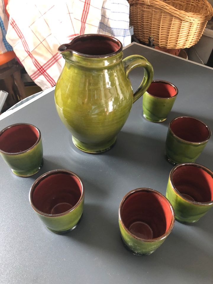 Stein/Keramikkrug mit 6 Bechern grün in Erlenbach