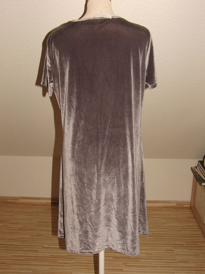 NEUES Lila GINA Kleid in Größe 42 in Espelkamp