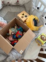 Kinderspielzeug und Badekronen zu verschenken Frankfurt am Main - Nieder-Eschbach Vorschau