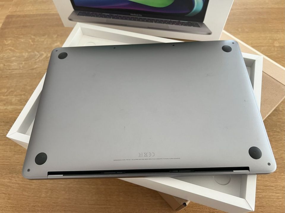 Apple MacBook Pro 13" 2020 M1 256GB 8 GB Space Grau OVP Versand! in Bergisch Gladbach