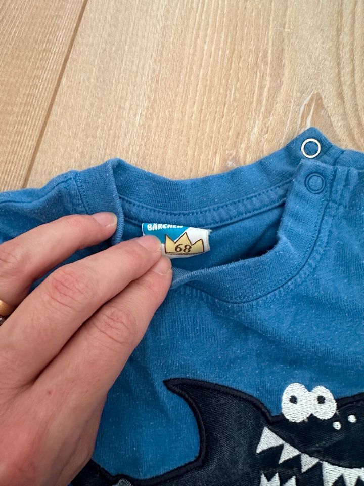 Kinderklamotten Tshirt Schuhe Oberteil Größe 68 in Frankfurt am Main