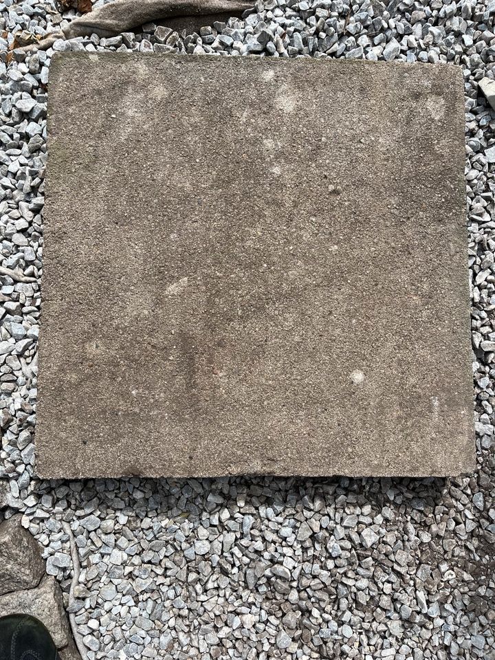 2 Betonplatten 50x50x6 cm - zu verschenken in Salzkotten