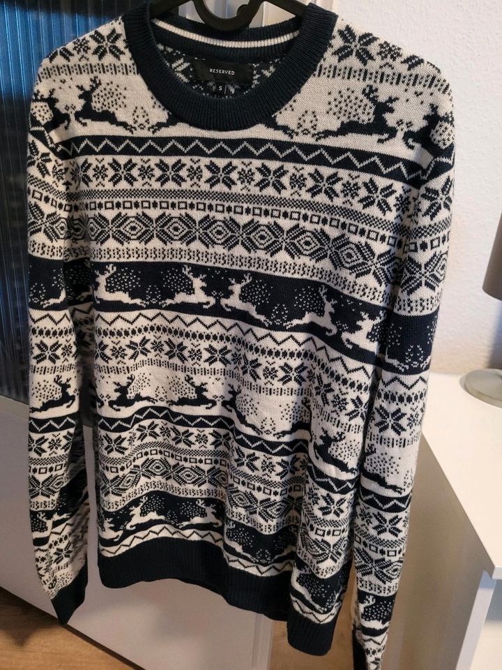 Weihnachtspulli Reserved Sweater Winter blau weiß S 36 in Troisdorf