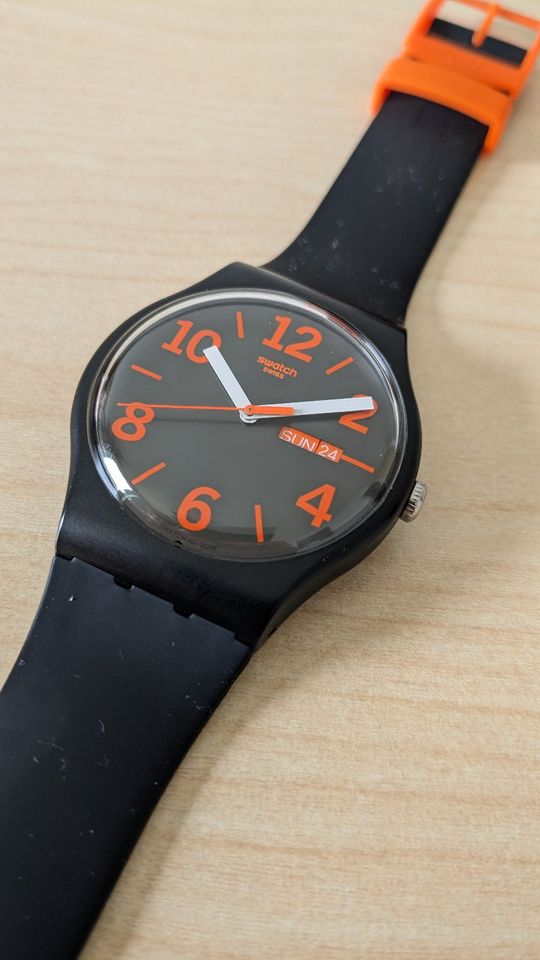 Swatch Uhr Schwarz/ Orange Datumsanzeige in Babenhausen