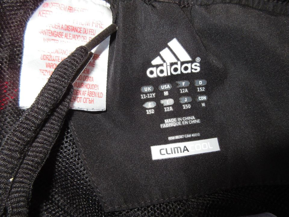 ADIDAS Shorts Sporthose kurz schwarz/rot Größe 152 in Schneverdingen