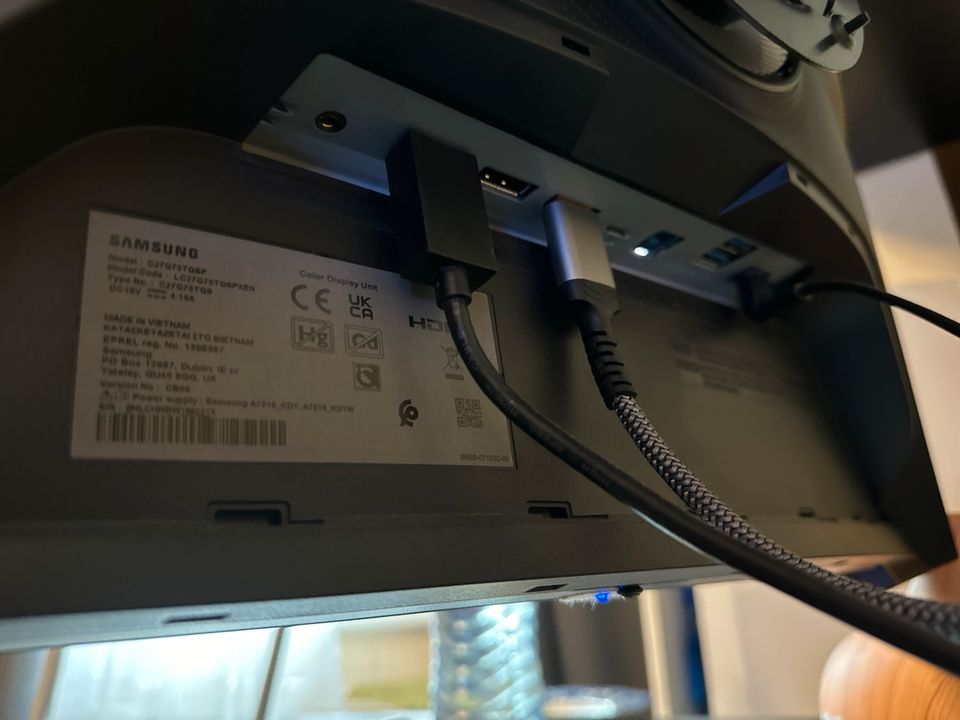 Samsung Oddysey G7 QLED 2k 240hz(LC27G7xT)+ Monitorarm geschenkt in Düsseldorf