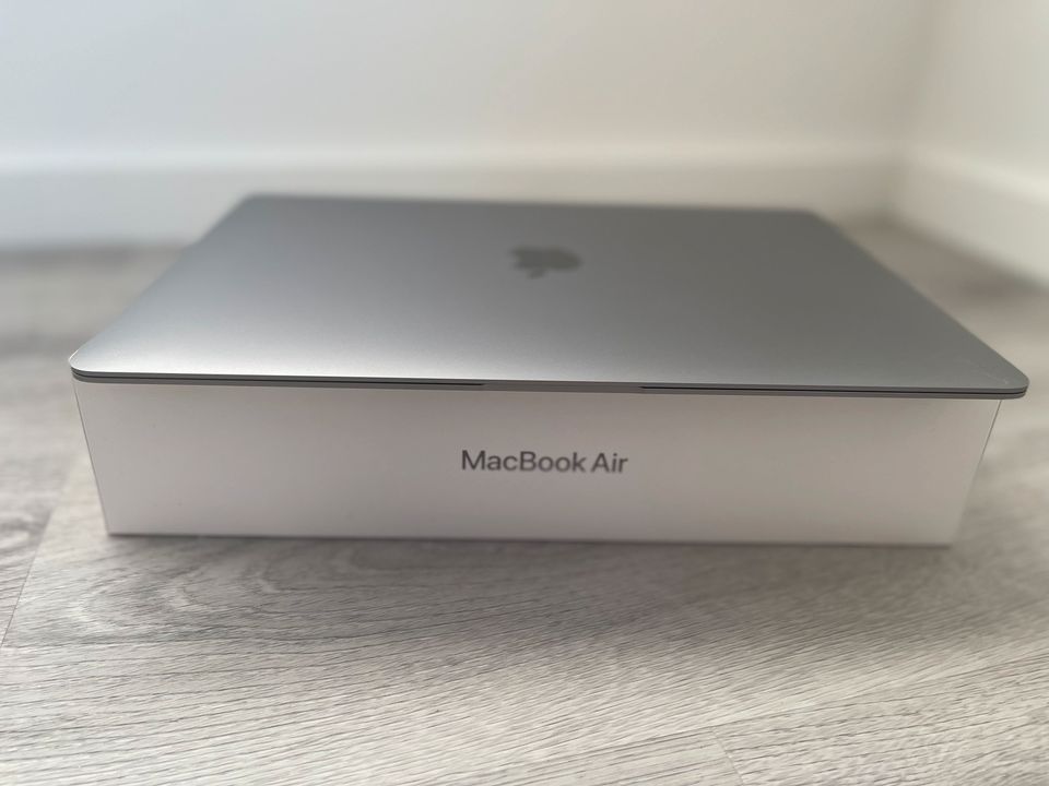 Apple MacBook Air 13 Zoll 256GB SSD M1 8GB Laptop Space Grau in Oberhausen
