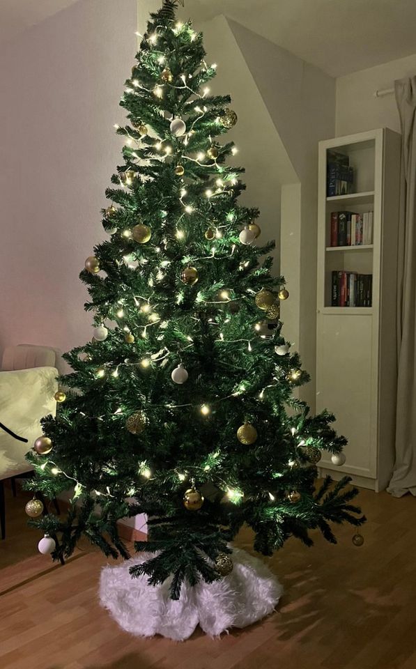 Tannenbaum mit Kugeln/ Stern und in Erlangen