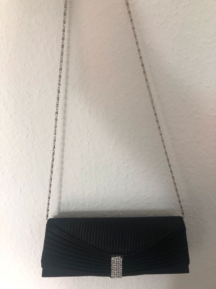 Clutch Tasche schwarz in Kleinostheim