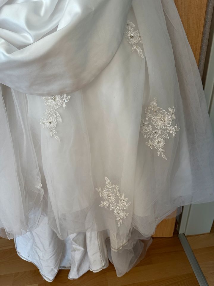 Hochzeit-Brautkleid weiß Größe M-L in Dillenburg