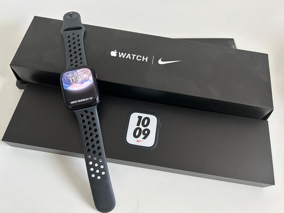 Apple Watch Nike Series 7 45mm Mid Alu in Heiligenroth