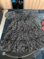 Sommerkleid Blumenmuster Schwarz Weiß Gr.S Nordrhein-Westfalen - Remscheid Vorschau