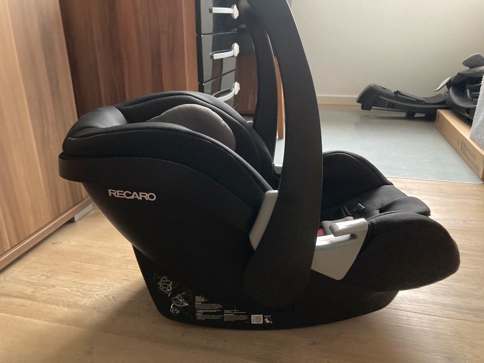 Recaro Babyschale Privia evo mit Isofixstation in Strullendorf