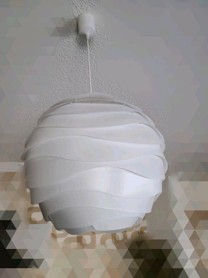 Pendelleuchte Lampe White Ball Weiß Kunststoff Kugel Lamellen in Holzweißig