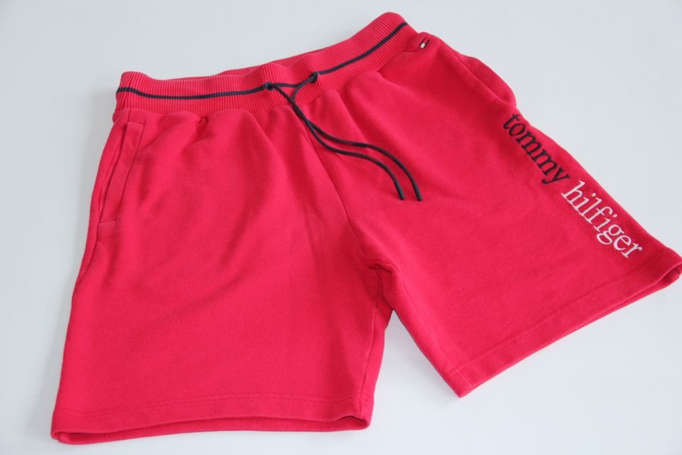 Tommy Hilfiger, Shorts, rot, Gr. S - Sweatshorts Schriftzug in Duisburg