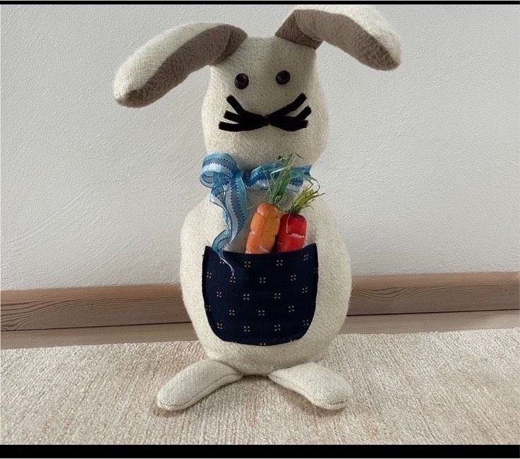 Osterdeko:großer Osterhase Handarbeit mit Karotten 40 cm in Lampertheim