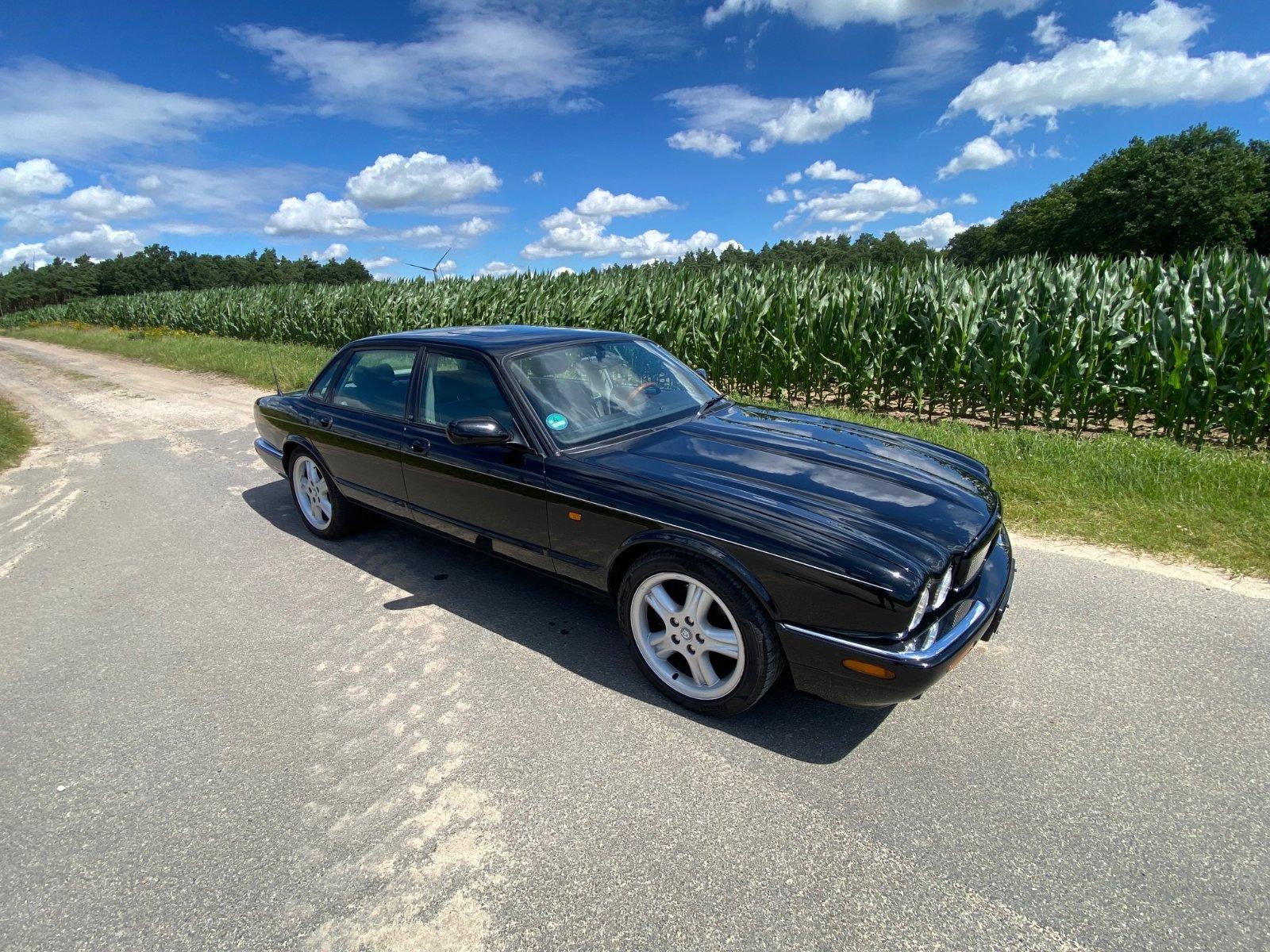 Abbildung des Autos Jaguar XJR 4.0 363PS sch…