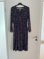 Kleid mit blattrigem Muster Nordrhein-Westfalen - Vlotho Vorschau