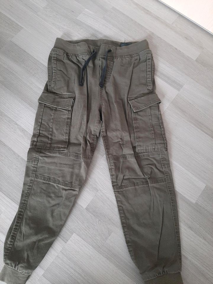 Hose H&M Gr. 134 in Windischeschenbach