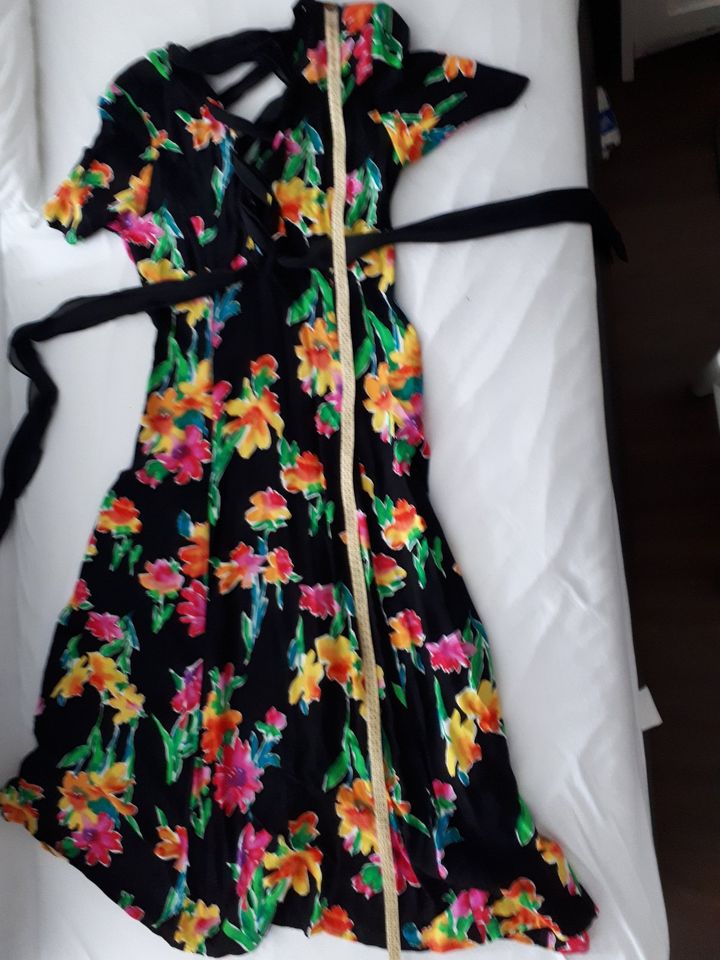 Vintage Midi-Sommerkleid mit Schulterpolstern zum Durchknöpfen 38 in Petersberg (Saalekreis)