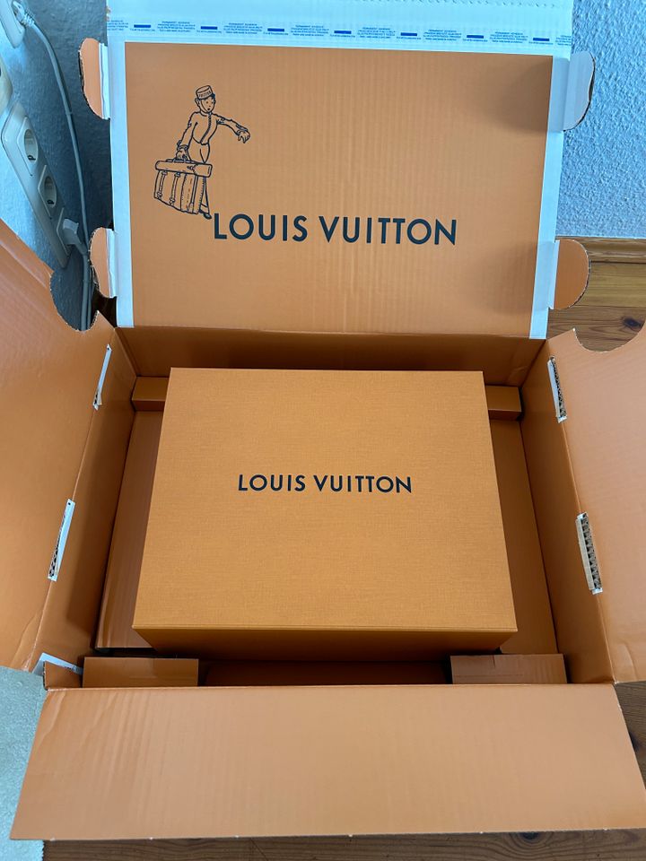 Louis Vuitton Box 44 x 33 x 19 cm blaues Band + Versandkarton in Dresden