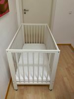 Babybett, weiß, 60x120 cm Gitterstäbe mit 4 Rollen Kr. Altötting - Tüßling Vorschau