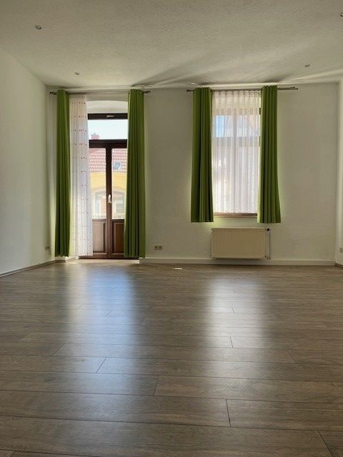 Großzügige 4 Zimmerwohnung mit Balkon und Fahrstuhl wartet auf DICH! in Altenburg