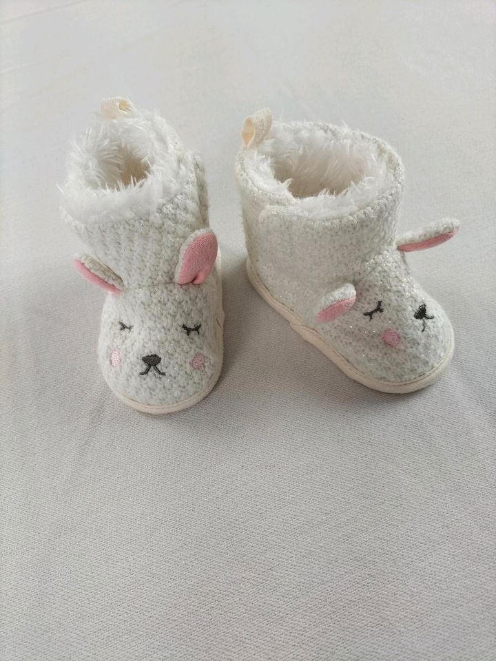 NEU Weiße Puschen, Schuhe Baby, Hase, Taufe 3-9 Monate in Nobitz