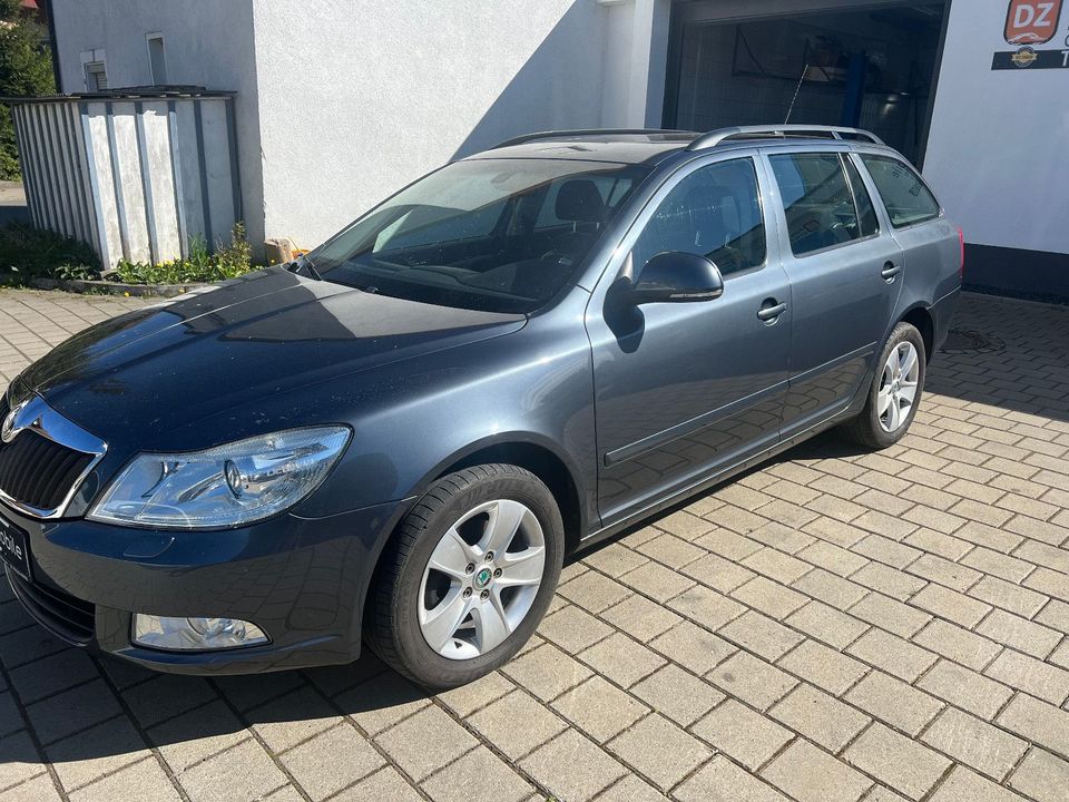 Skoda Octavia Combi Elegance NAVI SITZHEIZUNG TEMPOMAT in Ertingen