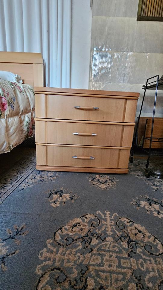 Schlafzimmer, Schrank, elektrisch verstellbares Lattenrost; in Aurich