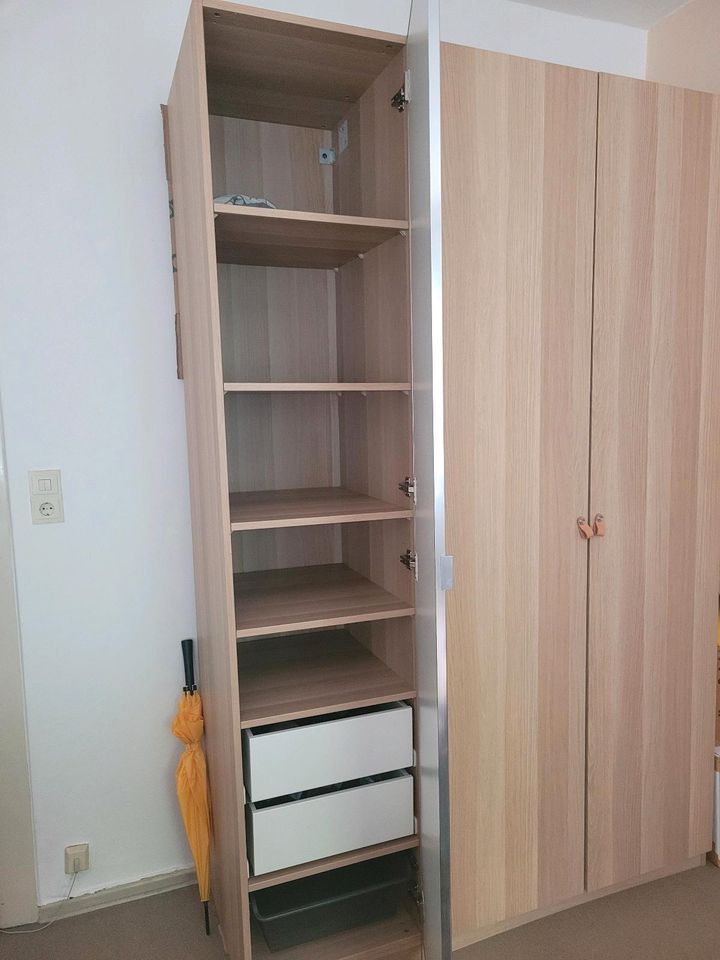 Großer Ikea Schrank in Holzoptik in Marburg