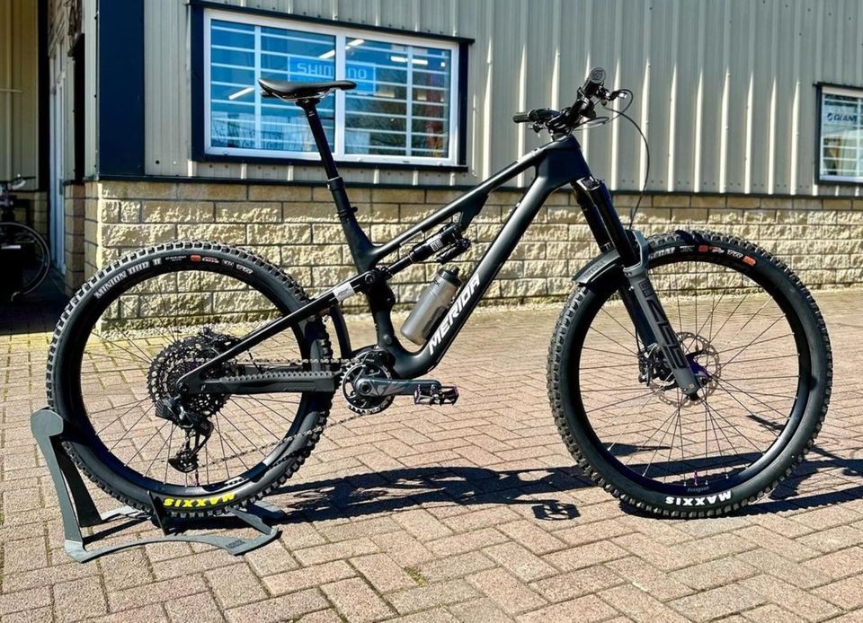 Neues Merida ONE-SIXTY 8000 Enduro Mountainbike in Valley