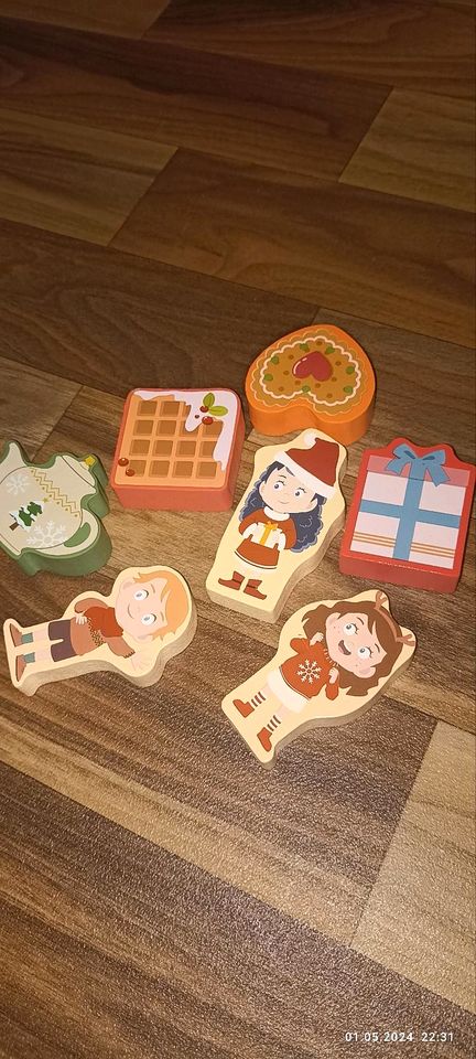 Kinder Holz Steckspiel mit 7; Figuren in Berlin