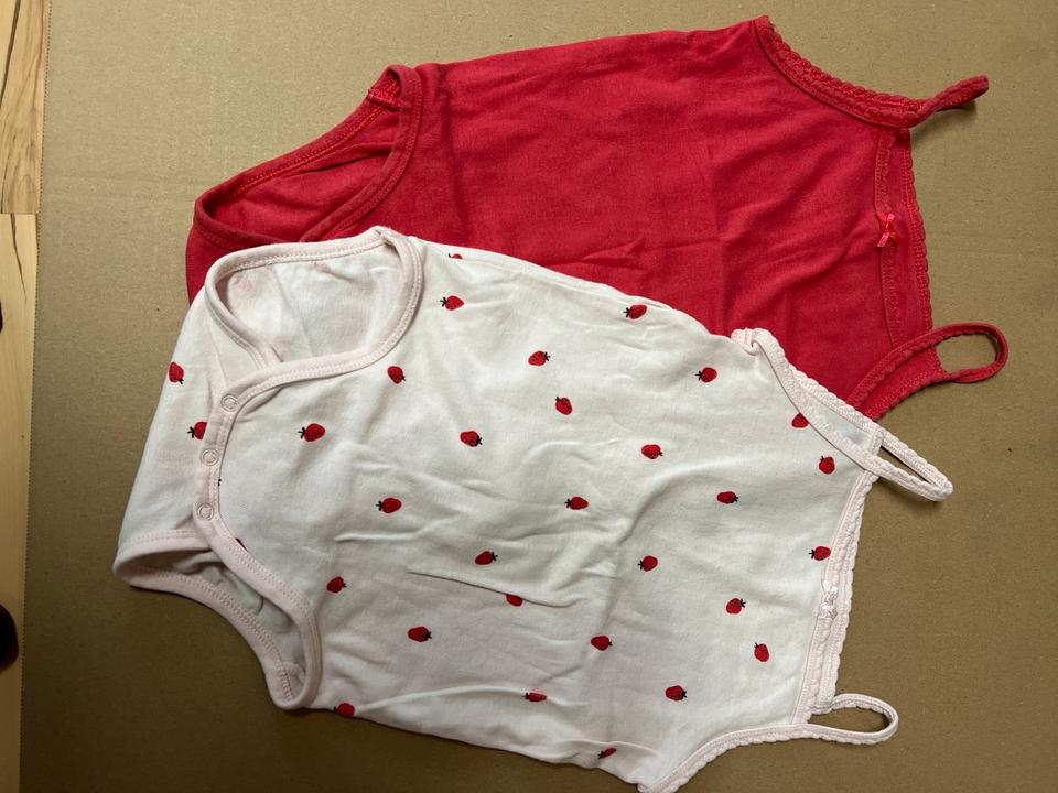 2 Träger Bodys Gr 98 Erdbeeren ❤️ h&m Bio Mädchen Sommer in Kirchhain