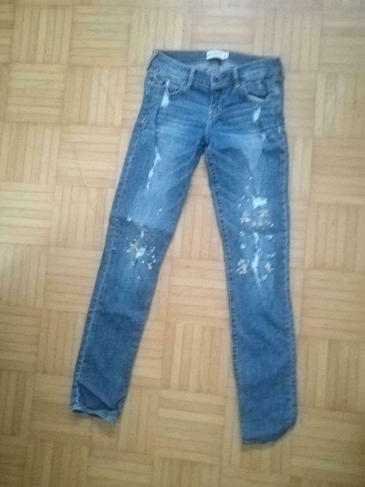 Jeans mit Verzierungen in Igensdorf