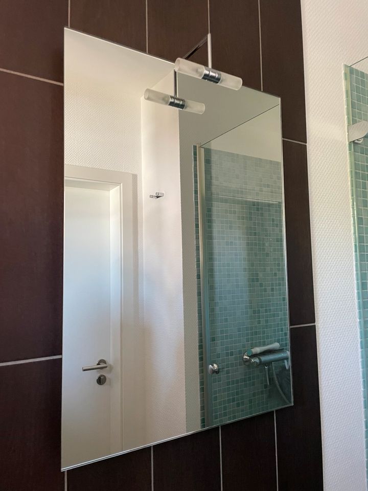 Badezimmer Spiegel mit Beleuchtung 50x70cm in Seelze