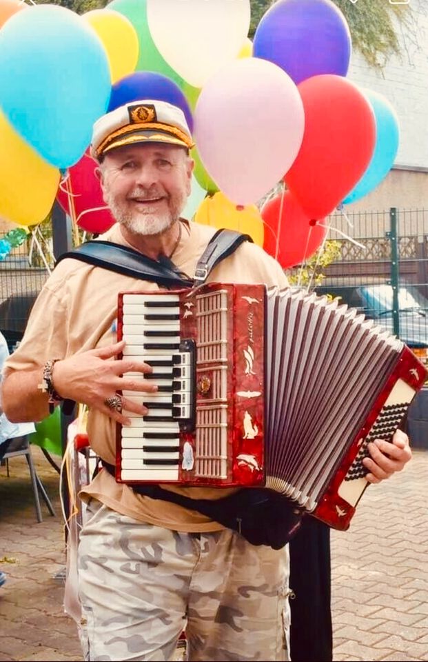 Live Musiker Sänger Akkordeonspieler Alleinunterhalter DJ in Berlin