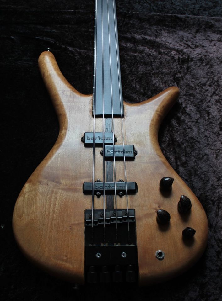 Headless, Fretless, 4-Saiter Bass in Kassel