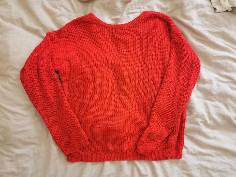 Roter Pullover, tiefer Rückenausschnitt, oversized in Frankfurt am Main