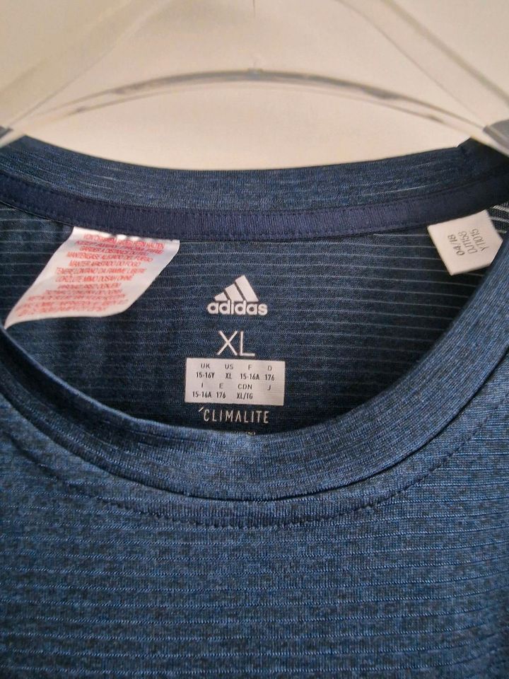 6 Adidas T-shirts in Berlin