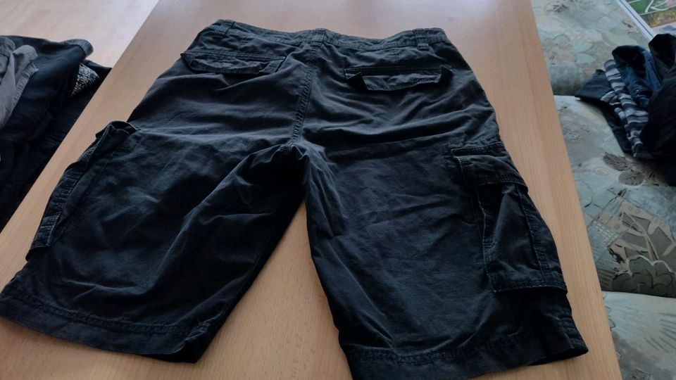 Jungen Shorts Größe 30, schwarz mit Taschen in Chemnitz