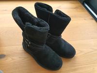UGG Boots, schwarz Wildleder Hessen - Gründau Vorschau