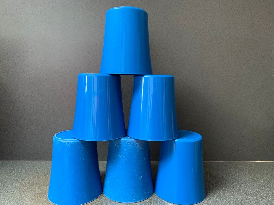 6 Plastikbecher blau in Weener