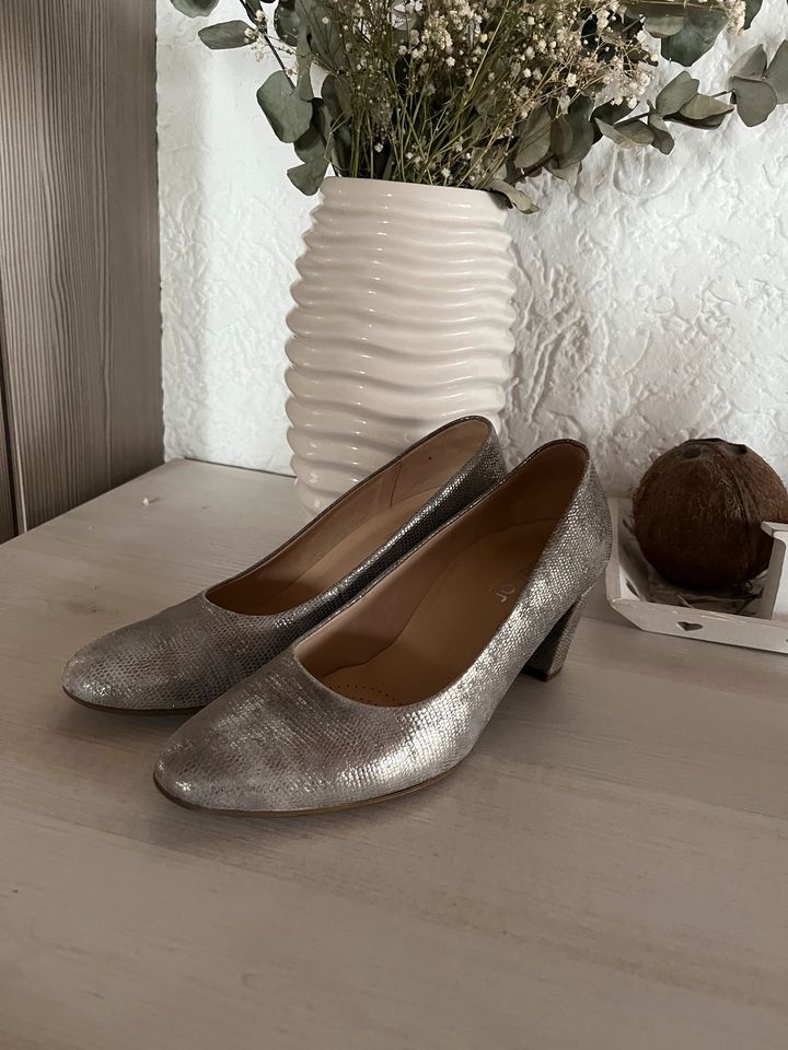 Gabor Schuhe 39/6 G Pumps Leder beige Damen neuwertig in Niederzier