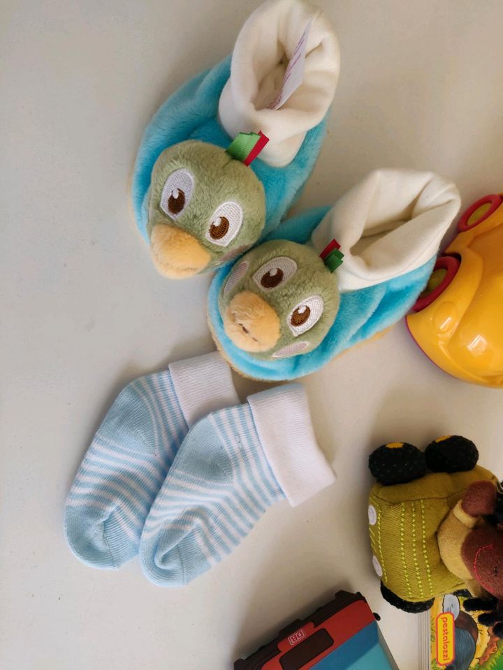 Bücher Spielzeug Socken Hausschuhe Autos Baby in Weimar