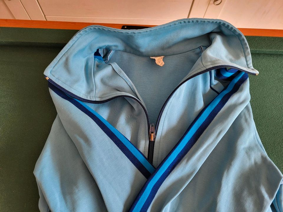 Blaue Adidasjacke in Markt Schwaben